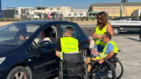 Voluntarios de ASPAYM CV, en la visita a uno de los puntos de control de Tr&aacute;fico.