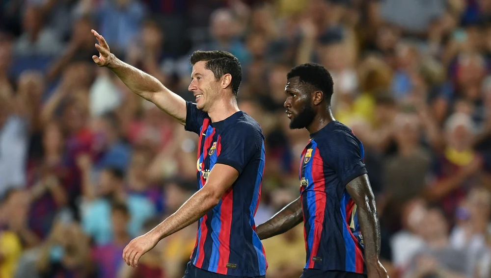 Lewandowski celebra uno de sus goles junto a Kessié Lewandowski celebra uno de sus goles junto a Kessié