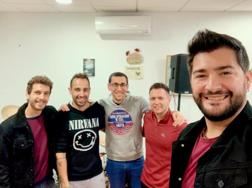 El Grupo de Burguillos del Cerro "Derrape" presenta el video de la canción "Por caminos y por vereas" con motivo del Día de Extremadura El Grupo de Burguillos del Cerro "Derrape" presenta el video de la canción "Por caminos y por vereas" con motivo del Día de Extremadura
