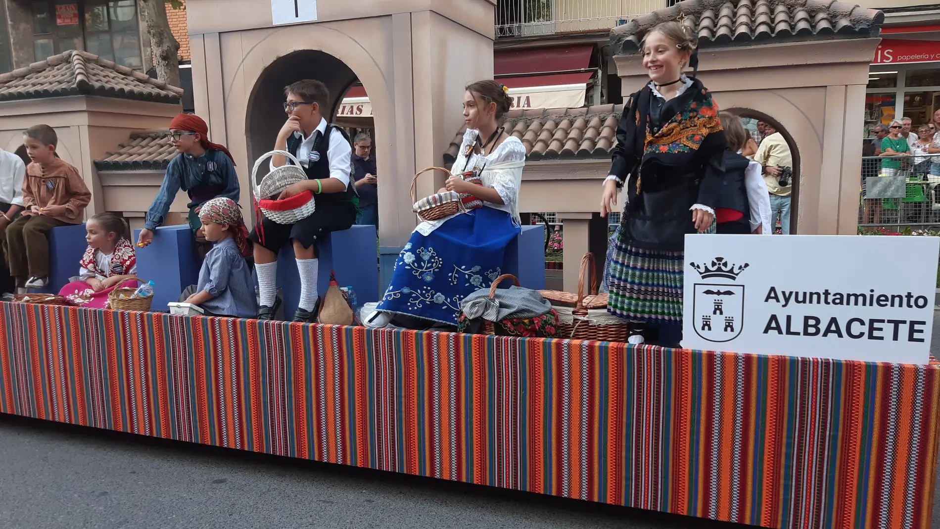 La Cabalgata de la Feria llena de luz, alegría y folklore las calles de Albacete 