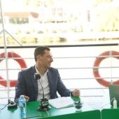 Juanma Moreno durante su entrevista con Carlos Alsina en 'Más de uno'