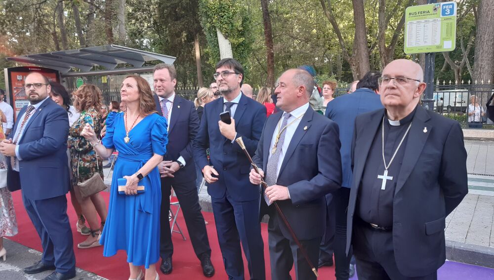 El alcalde de la ciudad , parte d ela corporació muniicpal y el Obispo de Albacete, pocos minutos antes del inicio de la Cabalgata 