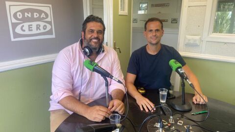 Carlos Ca&ntilde;avate, consejero delegado de Acosol junto al periodista Julio Rodr&iacute;guez