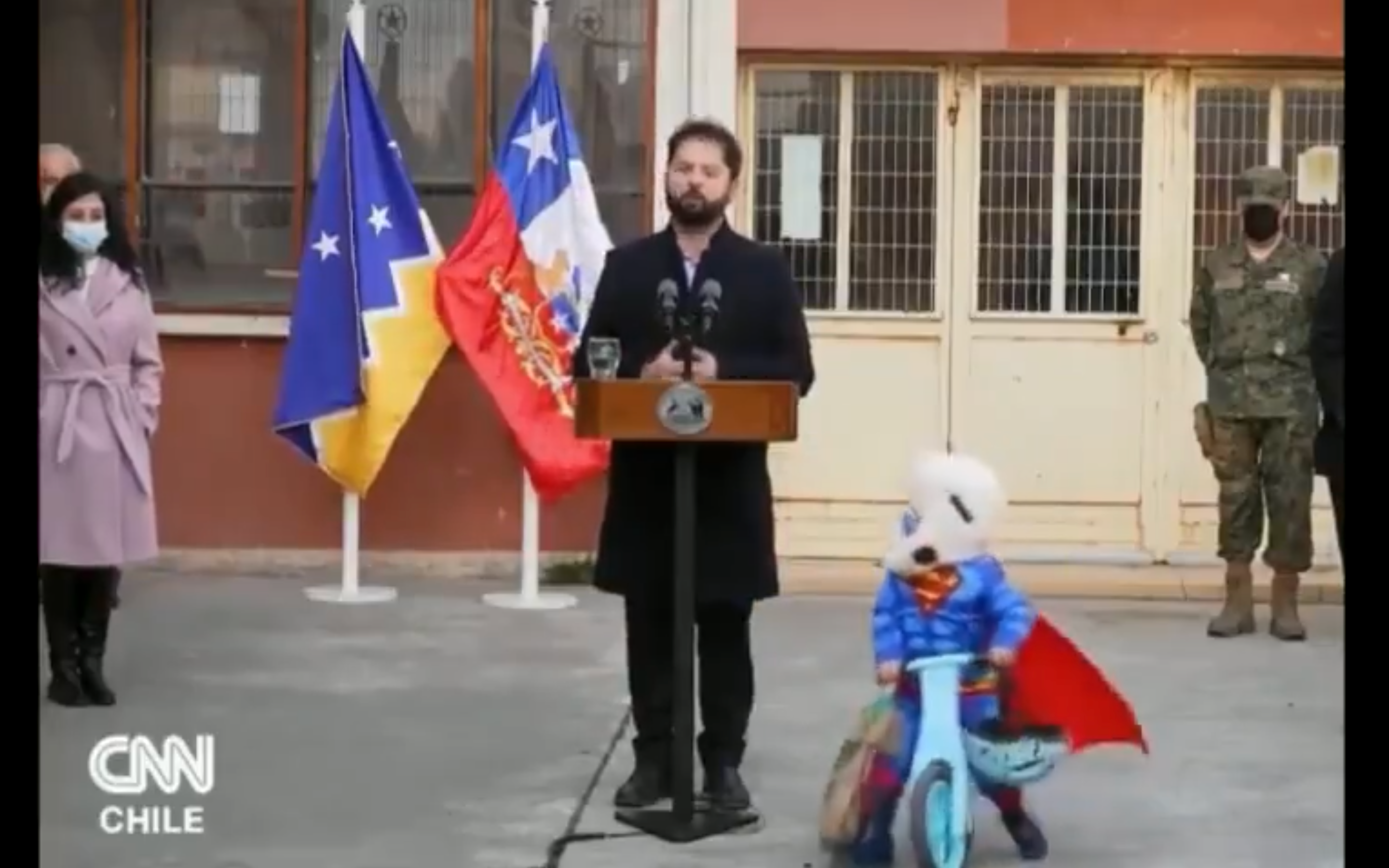 Persona Física: La aparición del niño vestido de Superman en la rueda de prensa del presidente chileno Persona Física: La aparición del niño vestido de Superman en la rueda de prensa del presidente chileno