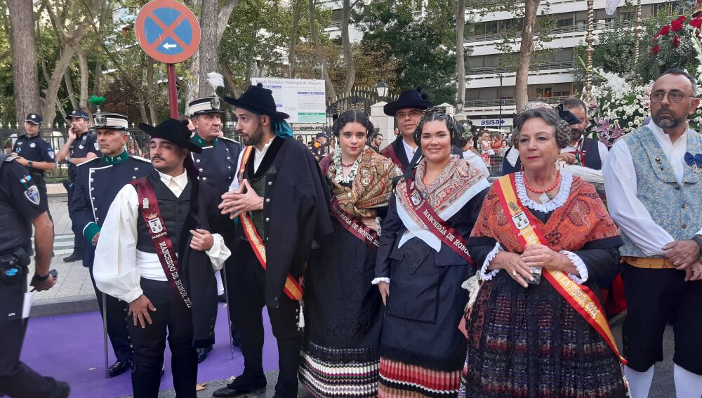 Ls Mnachegos d ela Feria 2022 antes el paso de la Virgen de Los Llanos