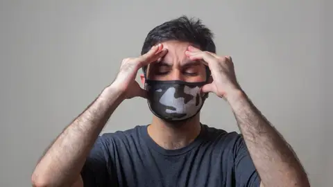 Un hombre, en una imagen de archivo, se sujeta la cabeza con cara de dolor