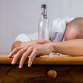 Cómo saber si tienes intolerancia al alcohol o solo ‘una simple resaca’