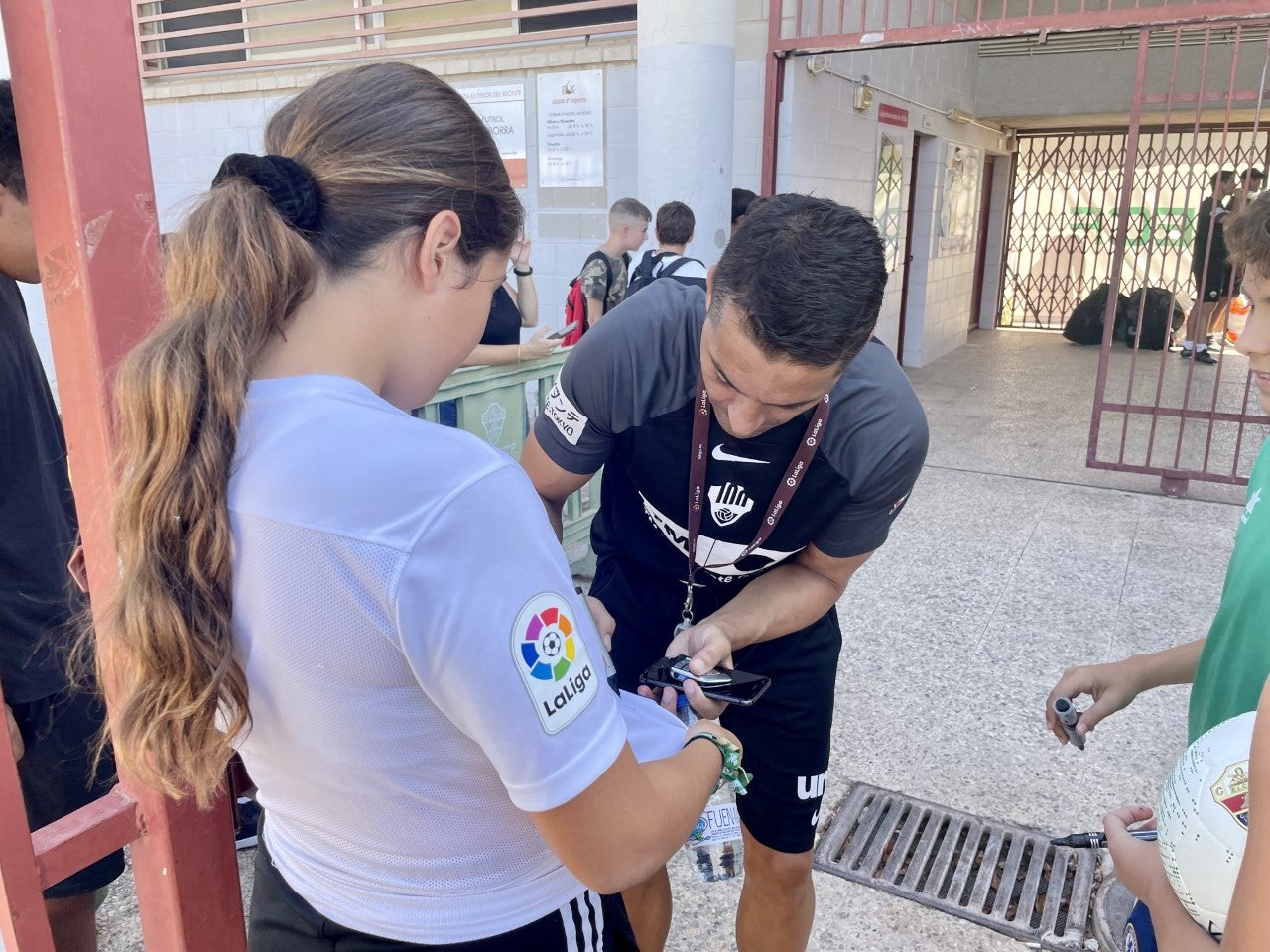 Francisco recibe el cariño de los aficionados del Elche tras la vuelta al trabajo Francisco recibe el cariño de los aficionados del Elche tras la vuelta al trabajo