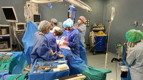 El Hospital de Torrevieja mantiene las intervenciones quirúrgicas programadas durante el periodo estival   