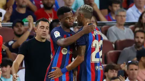 Ansu Fati salta al césped por Rafinha en un partido del Barça.