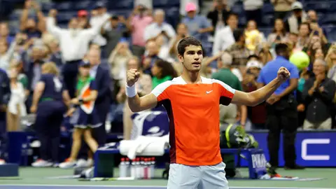 Alcaraz se mete en semifinales del US Open tras ganar a Sinner en un partido épico en cinco sets