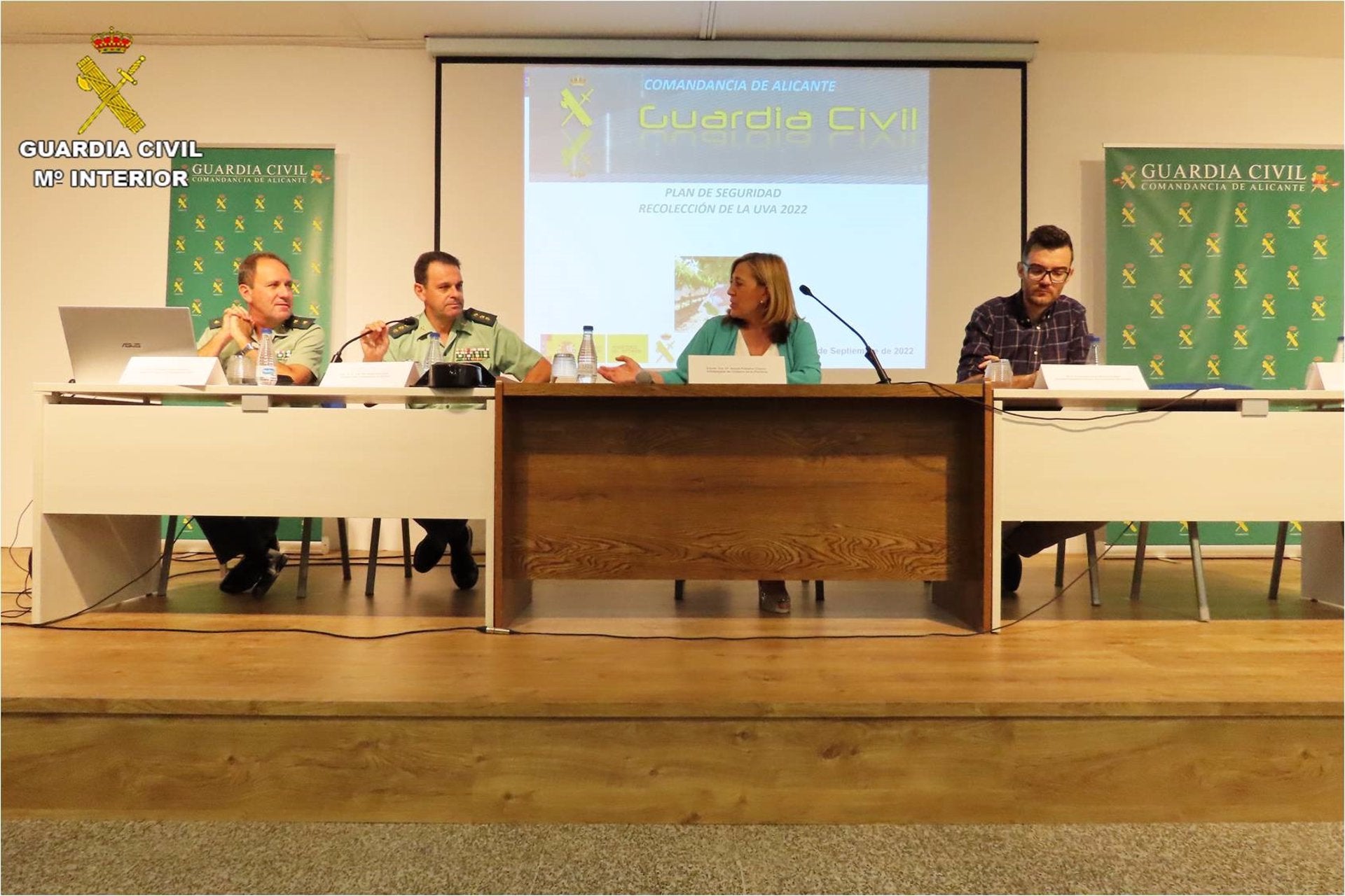 La Guardia Civil despliega un operativo de 175 agentes para tratar de evitar robos en los cultivos de uva de mesa del Vinalopó La Guardia Civil despliega un operativo de 175 agentes para tratar de evitar robos en los cultivos de uva de mesa del Vinalopó