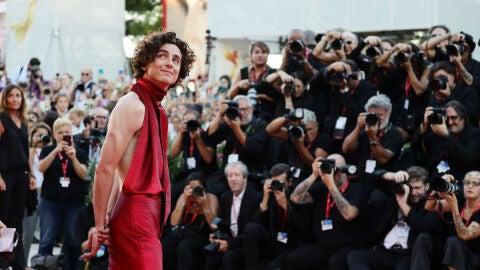 El actor Timoth&eacute;e Chalamet posa ante los fot&oacute;grafos en la alfombra roja de 'Bones and all', en el Festival de Venecia