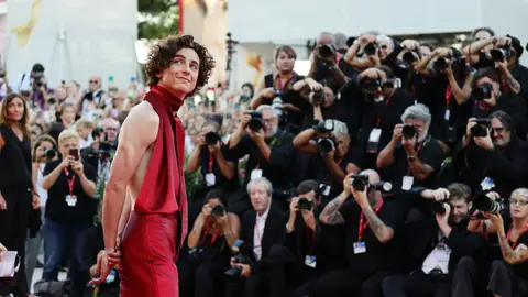 El actor Timothée Chalamet posa ante los fotógrafos en la alfombra roja de 'Bones and all', en el Festival de Venecia El actor Timothée Chalamet posa ante los fotógrafos en la alfombra roja de 'Bones and all', en el Festival de Venecia
