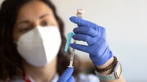 Imagen de archivo de personal sanitario vacunando a un menor.