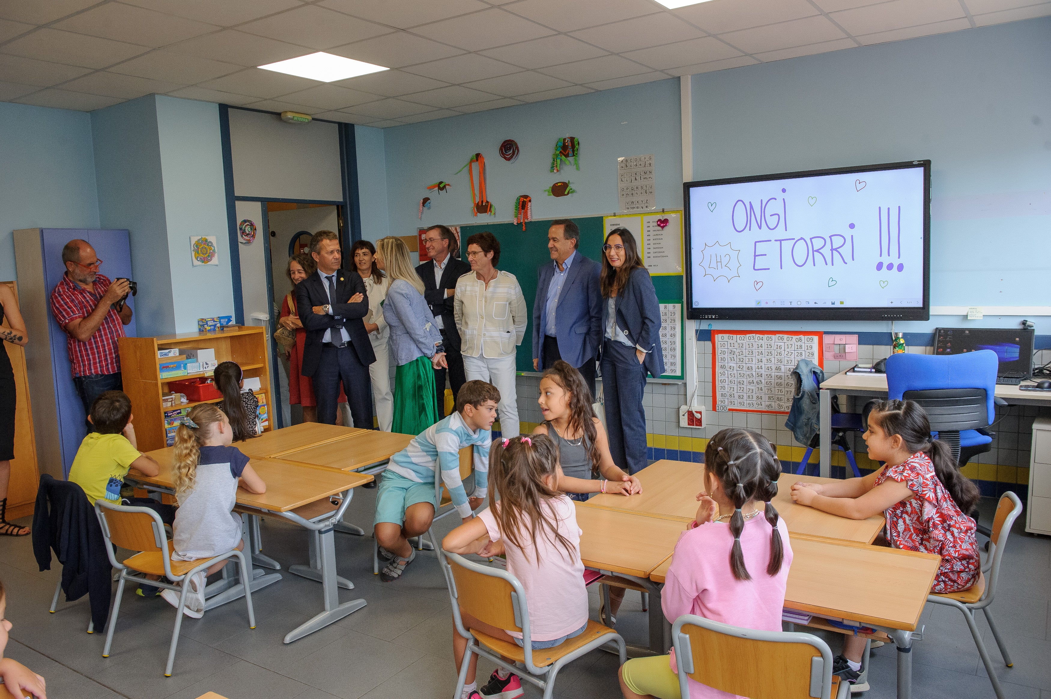 El nuevo curso arranca con algo más de 361.000 alumnos y alumnas en las etapas no universitarias en Euskadi El nuevo curso arranca con algo más de 361.000 alumnos y alumnas en las etapas no universitarias en Euskadi