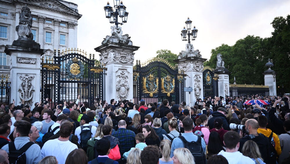 Ciudadanos británicos en las puertas de Buckingham Palace tras el fallecimiento de Isabel II