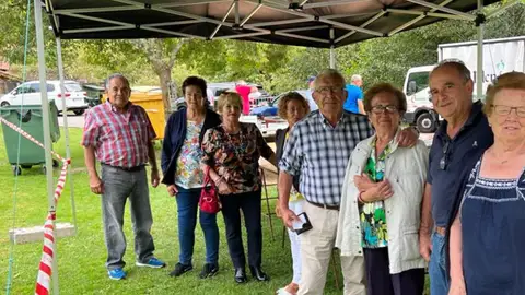 Ramón Camblor, al fondo, durante el reparto del bollu preñáu a los socios Ramón Camblor, al fondo, durante el reparto del bollu preñáu a los socios