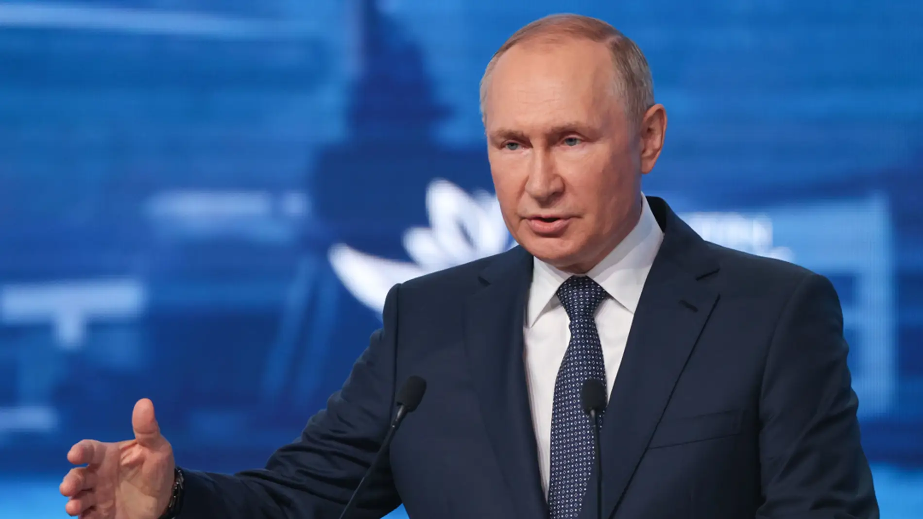 Imagen cedida por TASS del presidente ruso, Vladimir Putin, durante su intervención en un foro económico en Vladivostok.