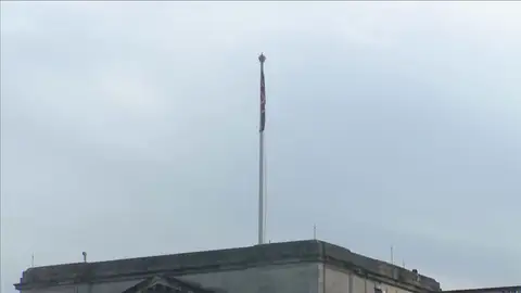 Así ha sido el momento de la bajada de bandera en el Palacio de Buckingham por el fallecimiento de Isabel II Así ha sido el momento de la bajada de bandera en el Palacio de Buckingham por el fallecimiento de Isabel II