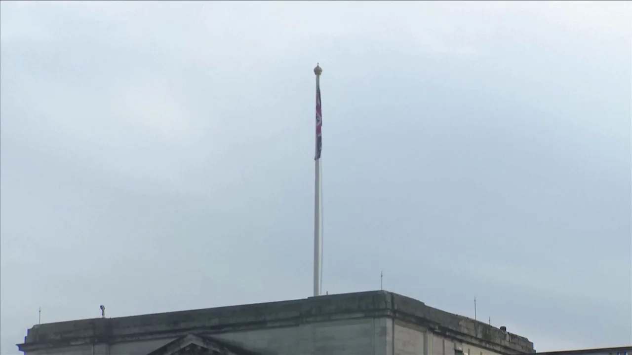 Así ha sido el momento de la bajada de bandera en el Palacio de Buckingham por el fallecimiento de Isabel II