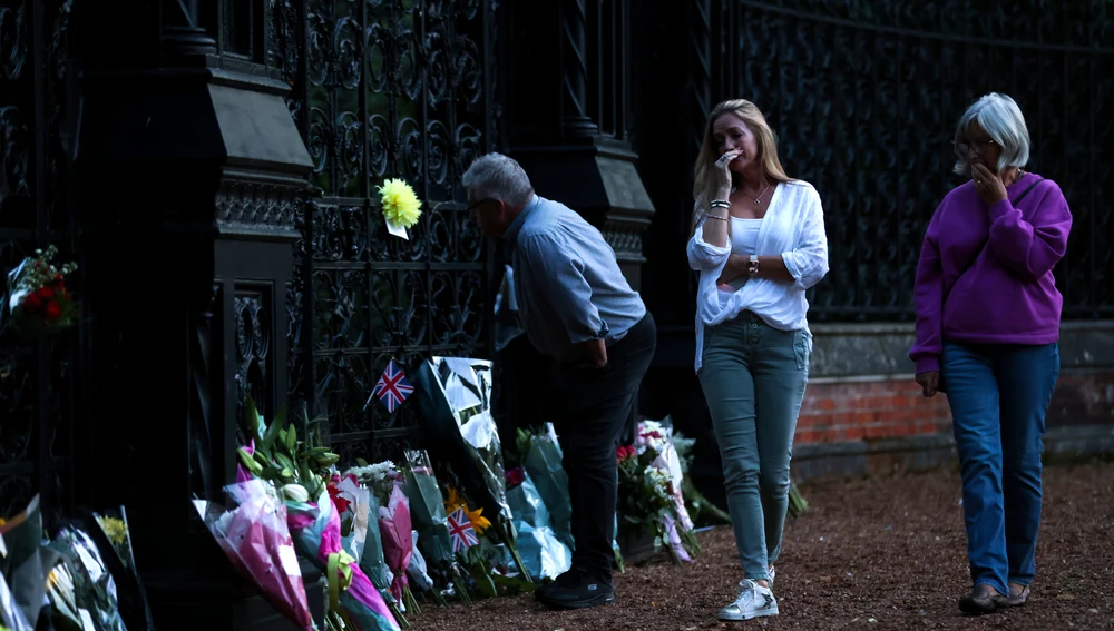 Ciudadanos británicos rinden homenaje a Isabel II a las puertas de Sandringham House en el día de su fallecimiento