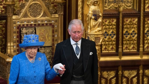 La Reina Isabel II y el Pr&iacute;ncipe Carlos, en la Apertura Estatal del Parlamento en el Palacio de Westminster, 2017.