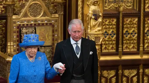 La Reina Isabel II y el Príncipe Carlos, en  la Apertura Estatal del Parlamento en el Palacio de Westminster, 2017.