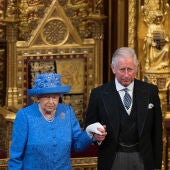 La Reina Isabel II y el Príncipe Carlos, en  la Apertura Estatal del Parlamento en el Palacio de Westminster, 2017.