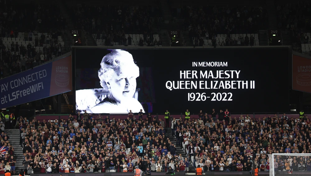 Minuto de silencio en memoria de Isabel II en el Estadio Olímpico de Londres el día de su fallecimiento
