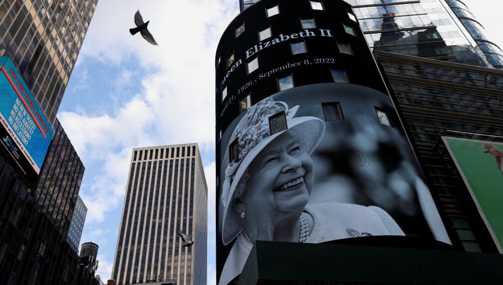 Una imagen de Isabel II preside Times Square, en Nueva York