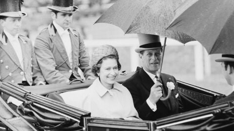 La reina Isabel II y el pr&iacute;ncipe Felipe llegan en carruaje a Royal Ascot, Reino Unido, 18 de junio de 1969.