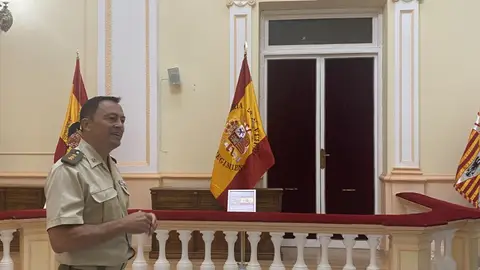 El coronel Fernando Antón, subdelegado de Defensa en Cuenca, durante la inauguración de la muestra