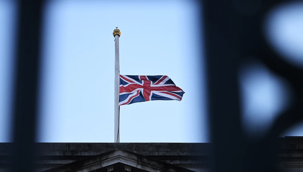 Bandera a media asta en Buckingham Palace tras la muerte de Isabel II