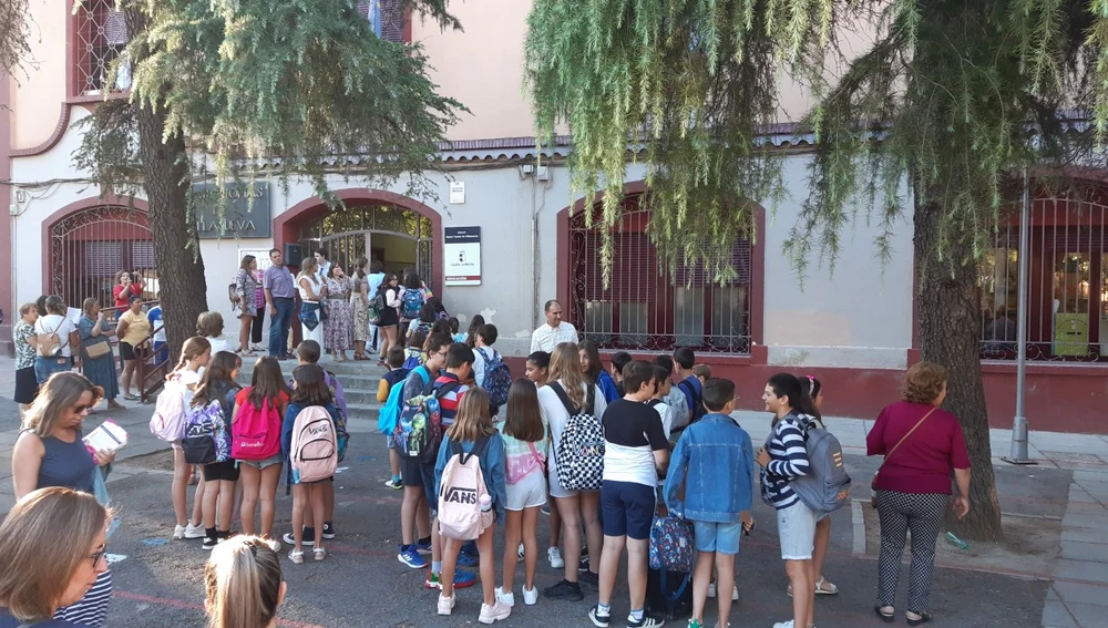 Alumnos a la espera de entrar en el colegio
