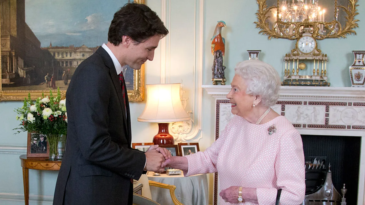 La reina Isabel II recibe a Justin Trudeau, primer ministro de Canadá.