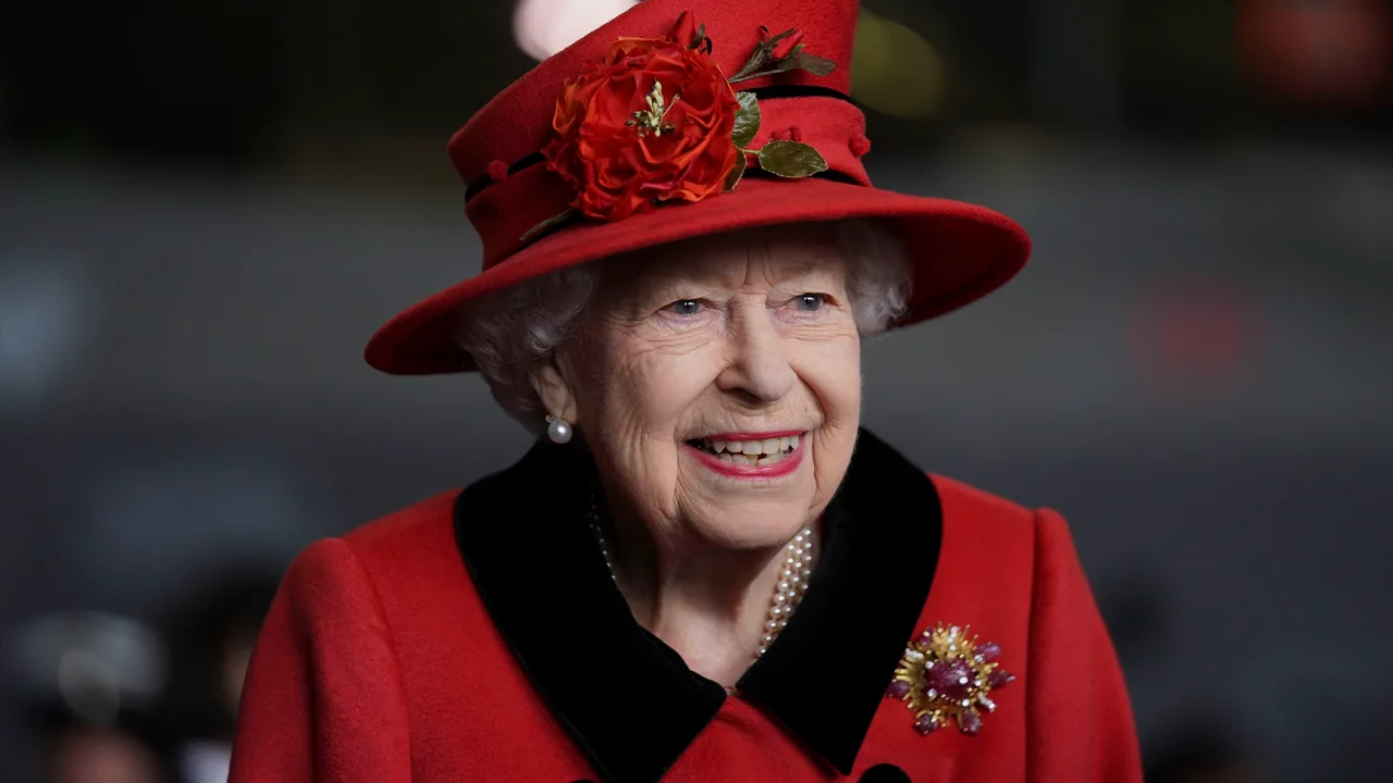 La reina Isabel II durante una visita al HMS, 2021.