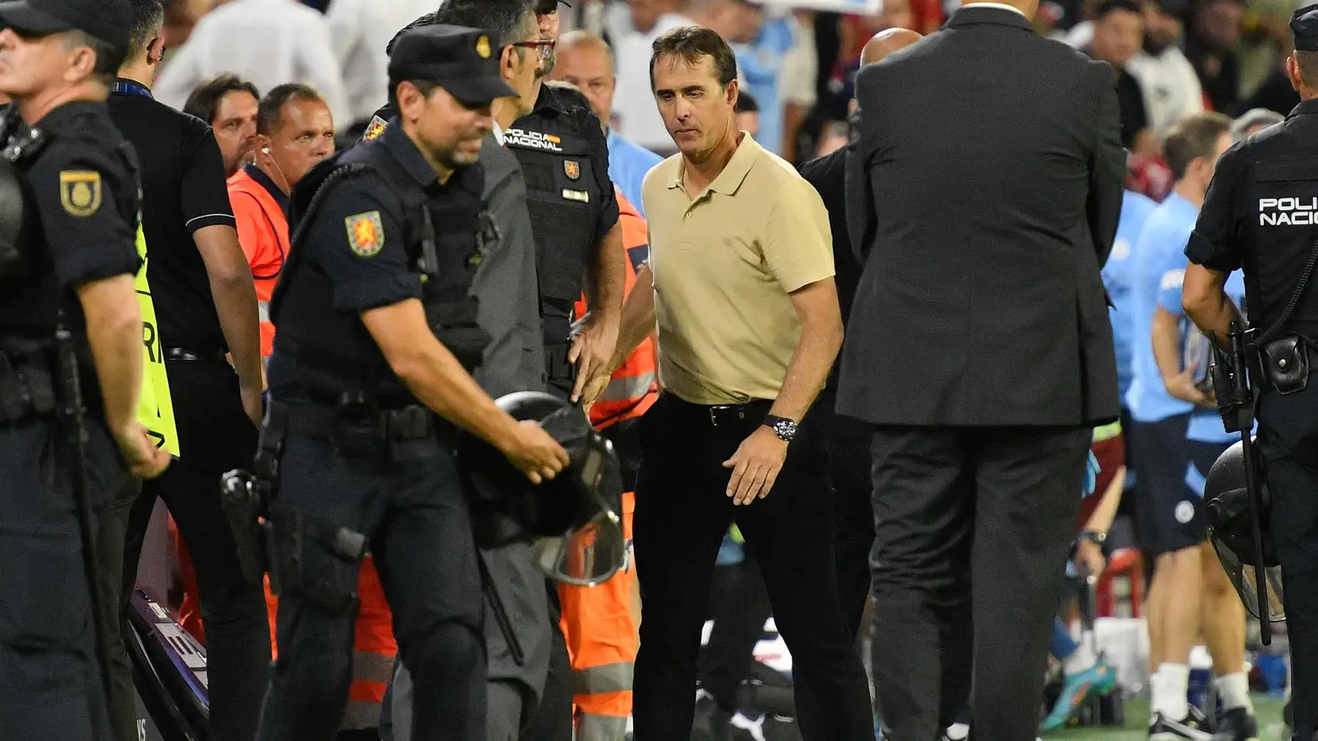 El entrenador del Sevilla FC, Julen Lopetegui, tras el primer partido de la fase de grupos de la Liga de Campeones que Sevilla FC y Manchester City jugaron este martes en el estadio Sánchez-Pizjuán, en Sevilla. EFE/ Raúl Caro.