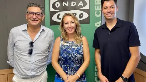 El presidente y portavoz de la asociación ADOPUMA, Onofre Fornés y Jaime Perelló, respectivamente, con Elka Dimitrova en Onda Cero Mallorca