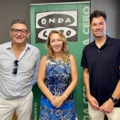 El presidente y portavoz de la asociación ADOPUMA, Onofre Fornés y Jaime Perelló, respectivamente, con Elka Dimitrova en Onda Cero Mallorca