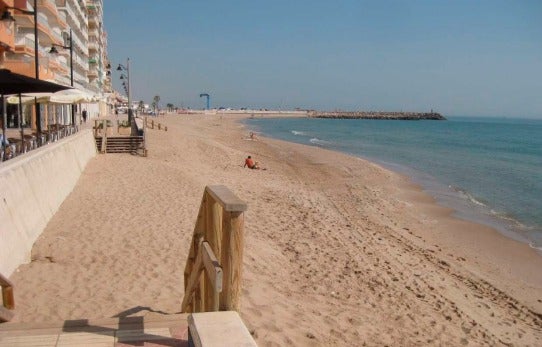 La playa de El Perelló comienza a recibir transferencia de arena para preparar la temporada estival La playa de El Perelló comienza a recibir transferencia de arena para preparar la temporada estival