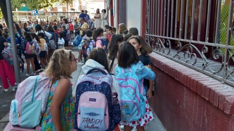 Entrada de alumnos en el colegio