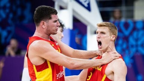 Alberto D&iacute;az, con la selecci&oacute;n espa&ntilde;ola de baloncesto