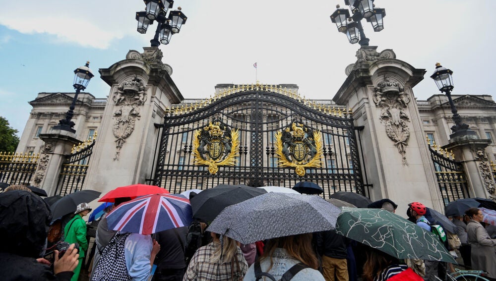Los ciudadanos británicos se aglutinan a las puertas del Palacio de Buckingham