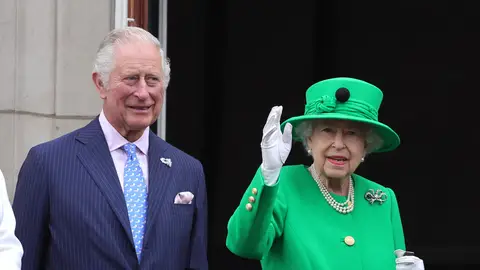 El príncipe Carlos, junto a la reina Isabel II.