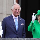 El príncipe Carlos, junto a la reina Isabel II.