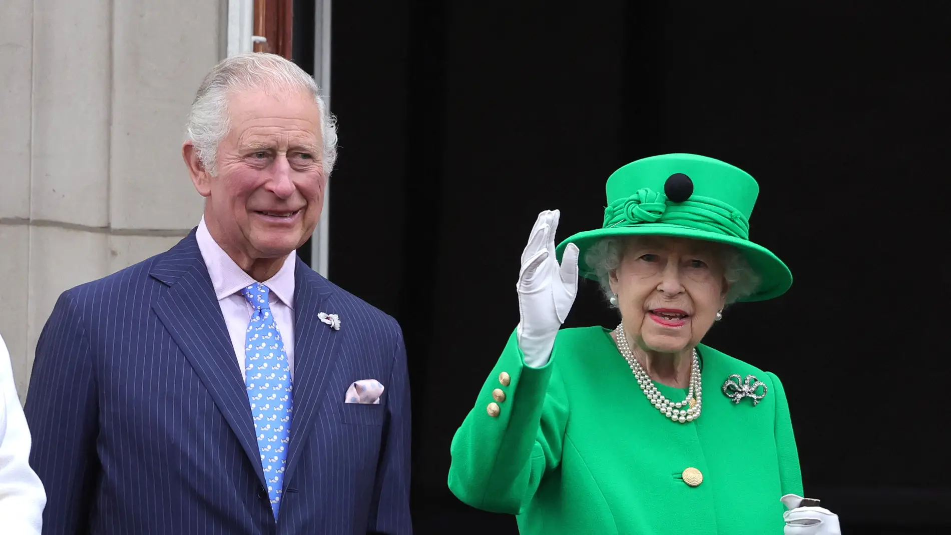 Quién va a suceder a la reina Isabel II y qué pasaría con el príncipe Carlos