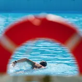 Imagen de archivo de una piscina en verano. Imagen de archivo de una piscina en verano.