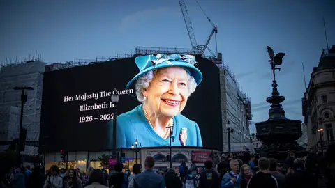 Las pantallas de Picadilly Circus (Londres) proyectan la imagen de la reina Isabel II