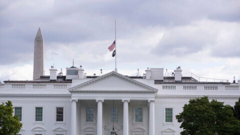 La Casa Blanca ondea su bandera a media asta en respeto por el fallecimiento de la reina Isabel II
